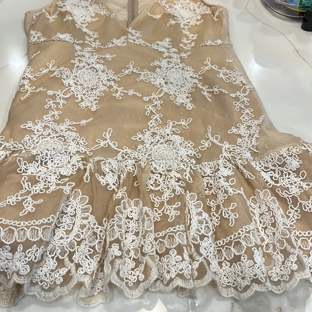 NBD stunning Beige with beautiful White Embroidery overlay dress. Sleeveless L - Picture 6 of 16